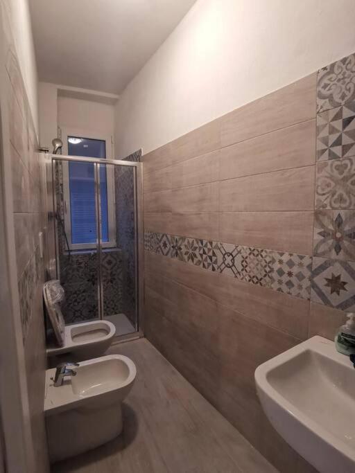 Confortable And Centrally Milan Flat Bagian luar foto