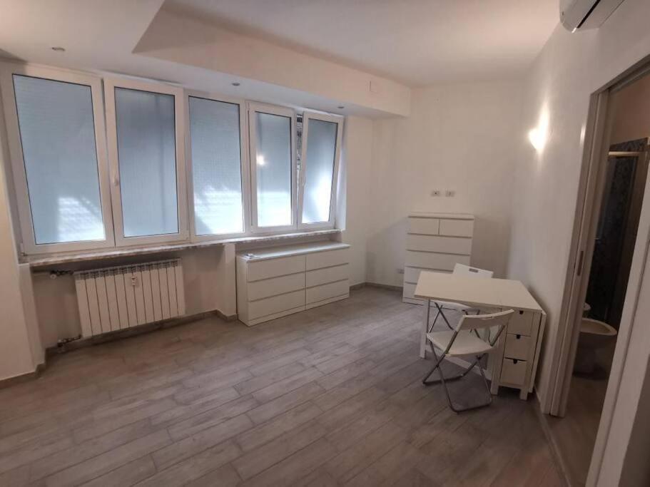 Confortable And Centrally Milan Flat Bagian luar foto