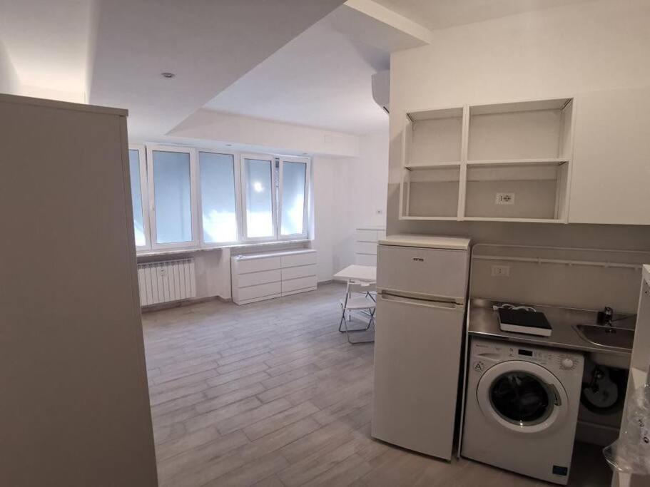 Confortable And Centrally Milan Flat Bagian luar foto