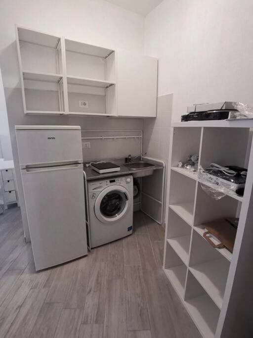Confortable And Centrally Milan Flat Bagian luar foto