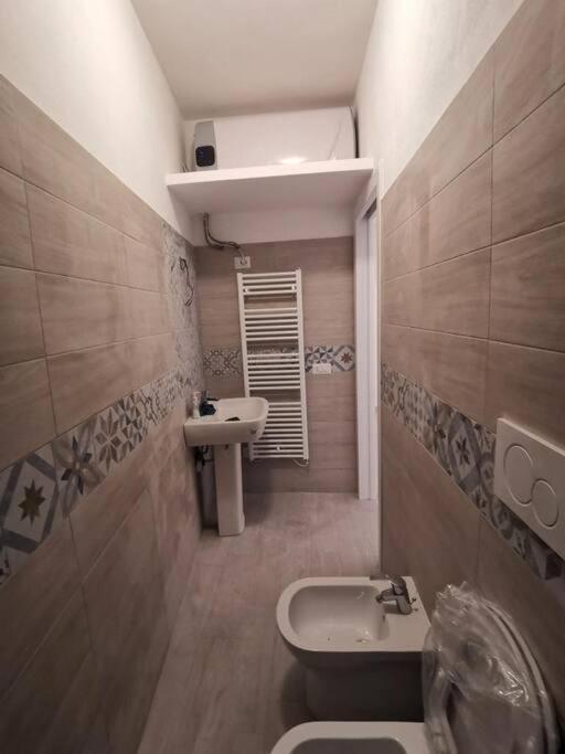 Confortable And Centrally Milan Flat Bagian luar foto